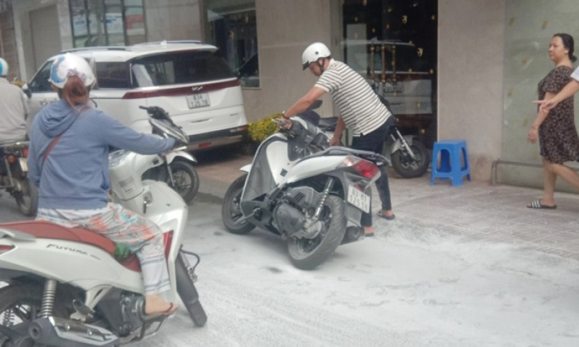 Bắt giữ người đàn ông cầm vật giống súng trong tiệm vàng ở Sóc Trăng