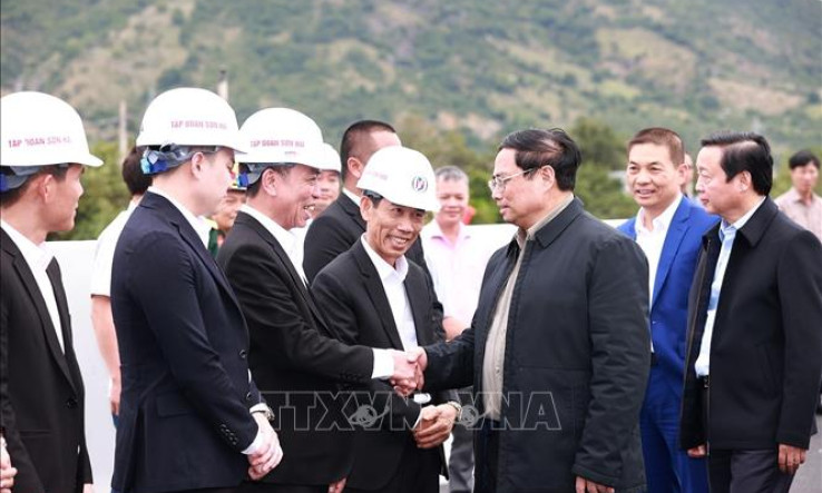 Thủ tướng kiểm tra dự án xây dựng đường bộ cao tốc Nha Trang - Cam Lâm