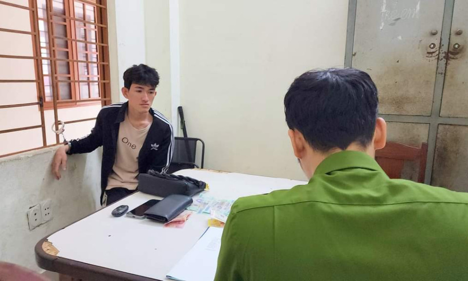 Cô gái bị cướp tài sản khi đi chúc Tết