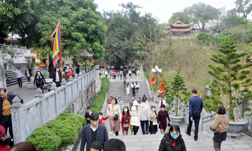 Tourist attractions in Quang Ninh lure crowds during Tet
