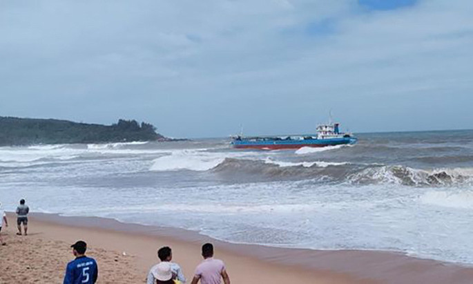 Tàu Hoàng Gia 46 đã gãy đôi, Quảng Ngãi họp khẩn ứng phó tràn dầu