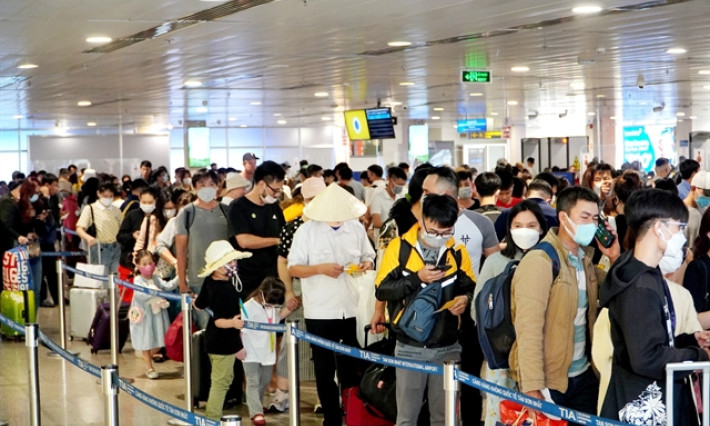 Nội Bài and Tân Sơn Nhất airports continue to experience high passenger numbers