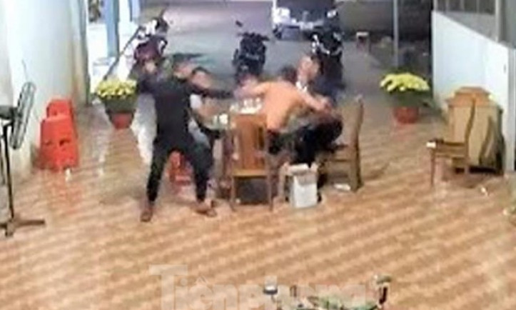 Mang dao đi đòi bồi thường, rồi đâm chết người
