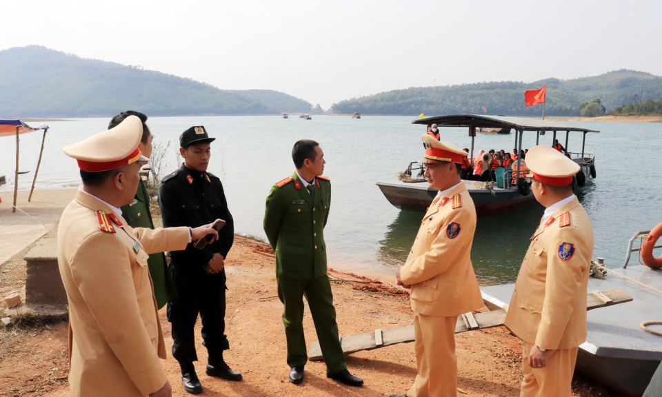Tăng cường lực lượng, đảm bảo ATGT tại chùa Lôi Âm và các điểm du lịch tâm linh TP Hạ Long