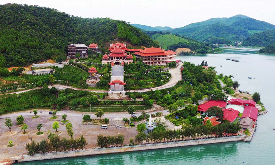 Đầu xuân về Vân Đồn tham quan, chiêm bái