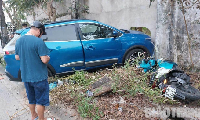 Ô tô nghi bị mất lái đâm xe máy dừng chờ đèn đỏ khiến 2 người nhập viện