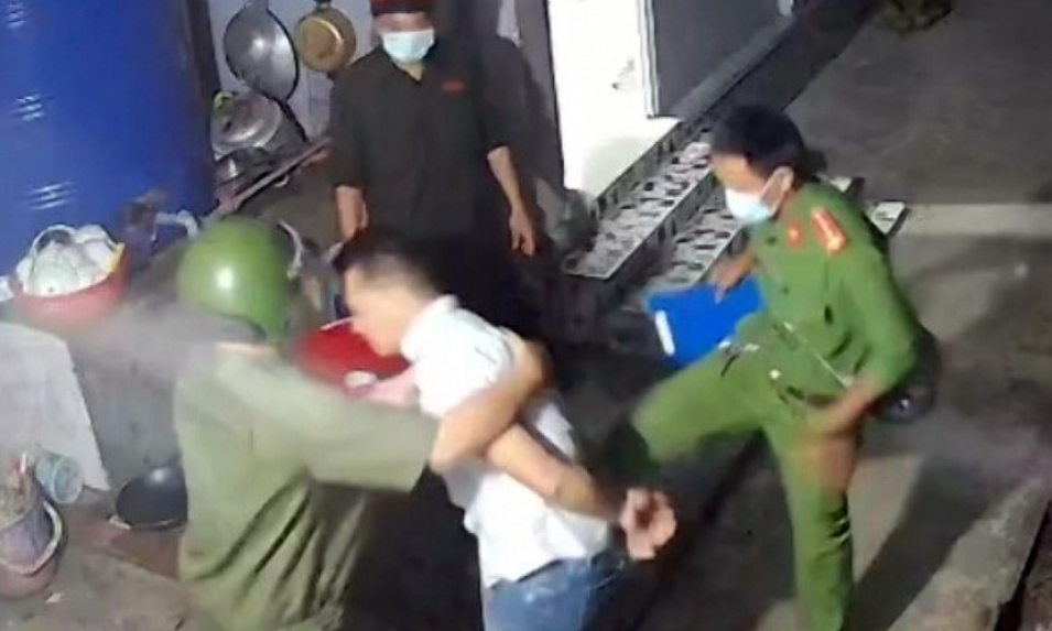 Đình chỉ công tác Công an xã đánh người say rượu ở Bến Tre