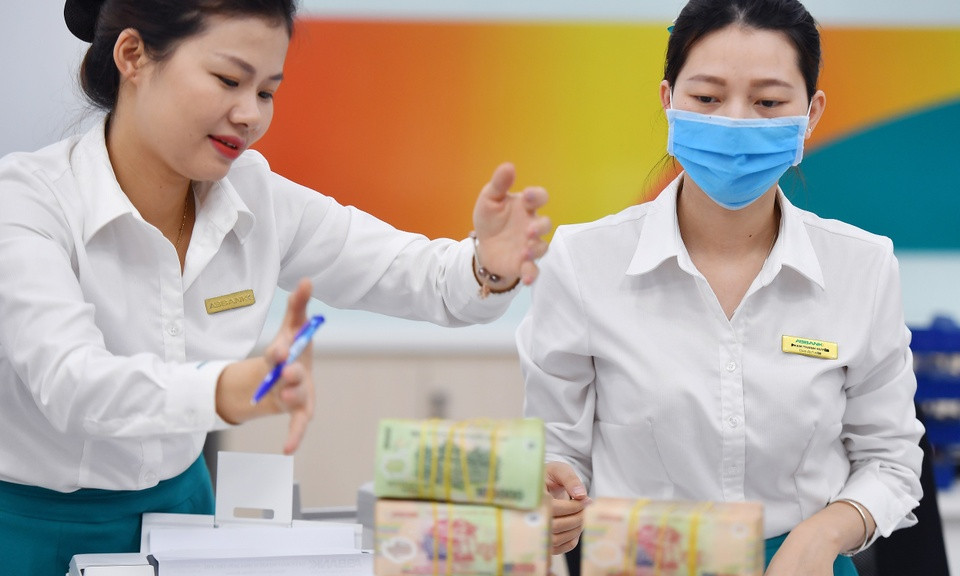 Lãi suất tiền gửi ngân hàng tiếp tục giảm