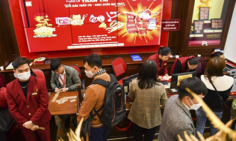 Sát ngày vía Thần Tài, khách bắt đầu kéo đi mua vàng