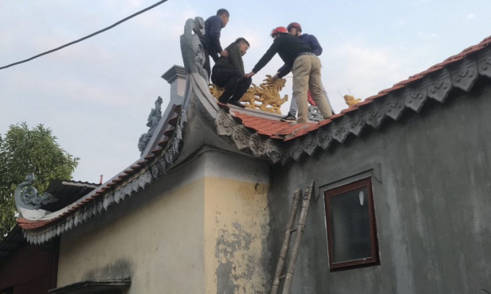 Cảnh sát leo nóc đền khống chế kẻ giết người vì nghĩ “ma xó theo dõi”