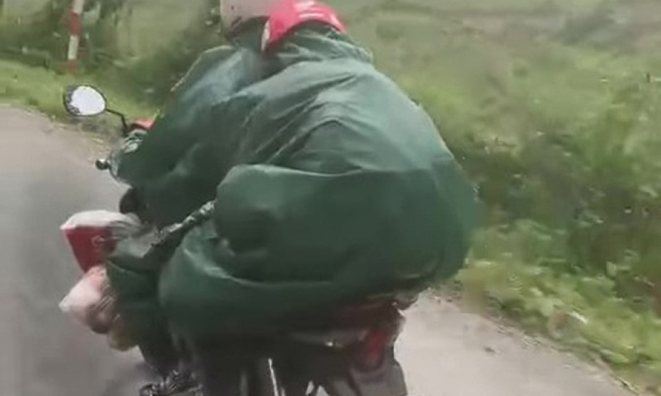 Xúc động hình ảnh cô giáo chở 2 con đến trường vùng cao trong mưa lạnh