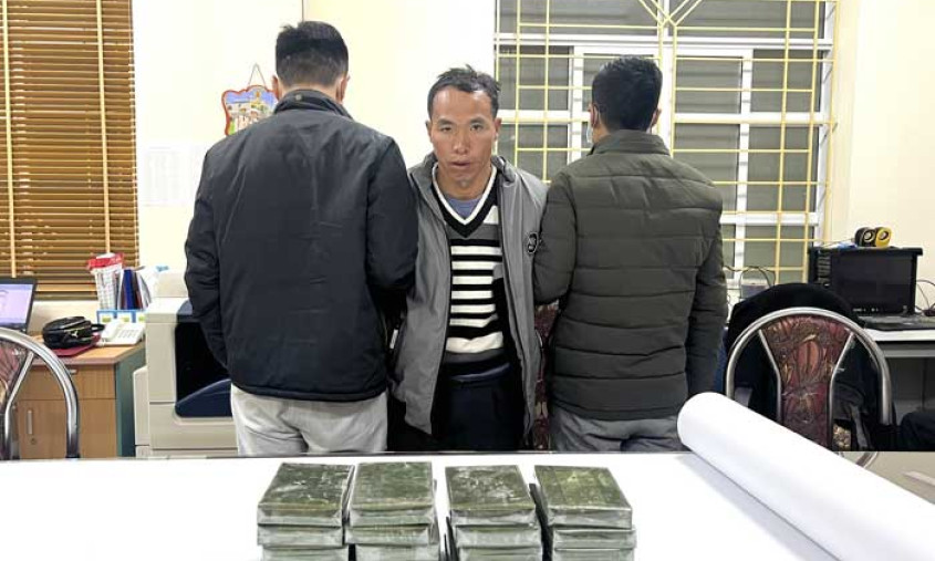 Ém 20 bánh heroin trong ba lô màu đen