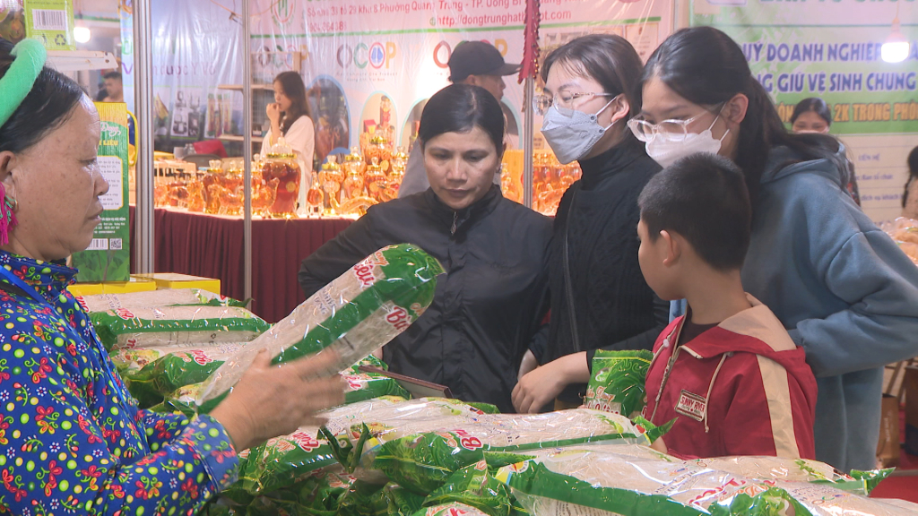 Sản phẩm miến dong Bình Liêu tại Hội chợ OCOP Quảng Ninh - Xuân 2023 thu hút đông người dân đến mua.