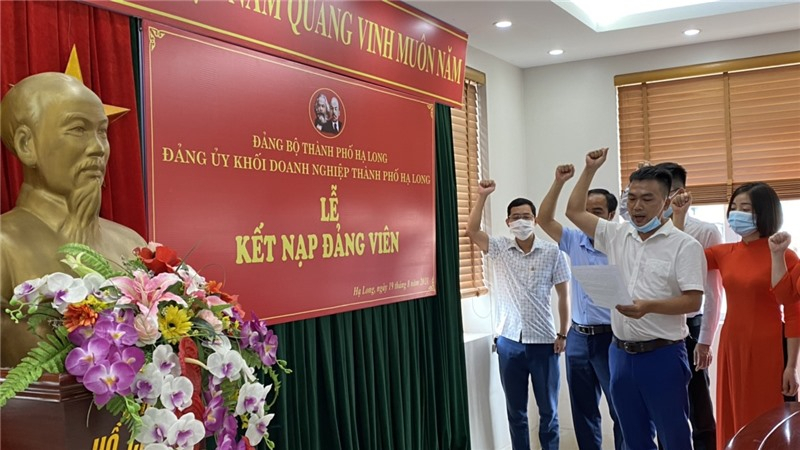 Đảng ủy Khối doanh nghiệp TP Hạ Long tổ chức lễ kết nạp đảng viên mới.