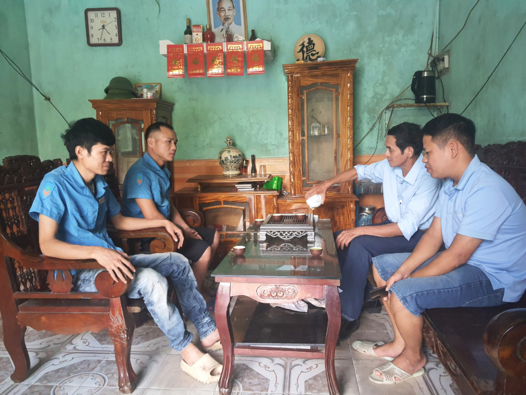 Đảng viên nhiều thế hệ của chi bộ thôn 4, xã Quảng Sơn ấm cúng trao đổi công việc bên chén trà nóng.