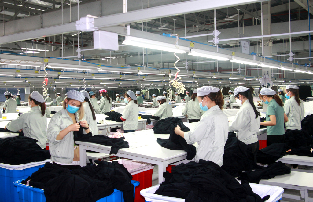 Sản xuất các sản phẩm dệt may tại Công ty TNHH May mặc Hoa Lợi Đạt (KCN Cảng biển Hải Hà). Ảnh: Mạnh Trường