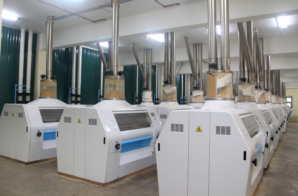 Hệ thống máy sản xuất bột mì tại Công ty TNHH Sản xuất bột mì Vimaflour (KCN Cái Lân). Ảnh: Mạnh Trường