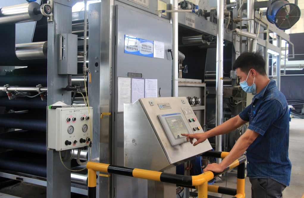 Sản xuất vải dệt may tại Công ty TNHH Dệt may Bắc Giang Việt Nam (KCN Cảng biển Hải Hà). Ảnh: Mạnh Trường