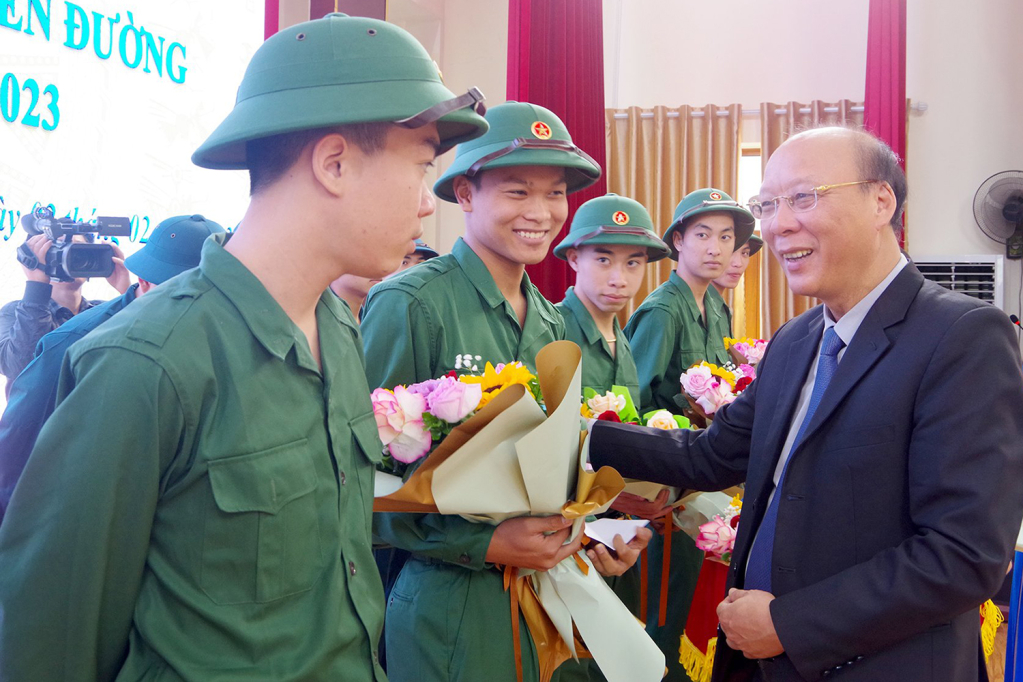 Lãnh đạo thị xã Quảng Yên thăm hỏi, động viên, tặng quà công dân phường Hà An chuẩn bị lên đường nhập ngũ.
