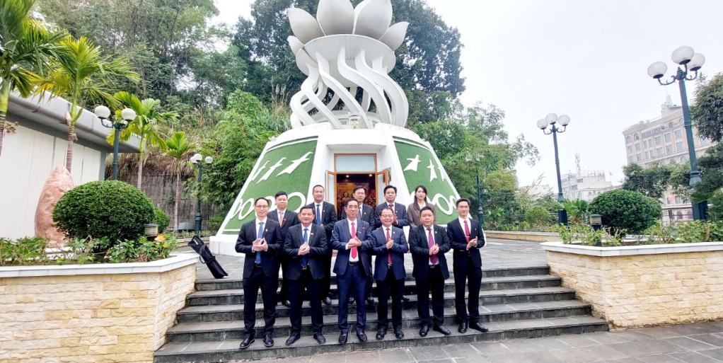 Đoàn đại biểu TP Đông Hưng thăm và chụp ảnh lưu niệm tại Nhà lưu niệm Bác Hồ trong khuôn viên Cửa khẩu Quốc tế Móng Cái