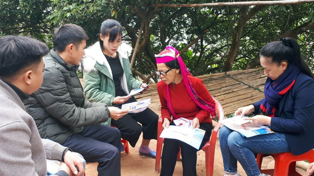 Cán bộ BHXH tỉnh cùng chính quyền địa phương tuyên truyền chính sách, lợi ích khi tham gia BHXH, BHYT cho người dân tại thôn Ngàn Phe, xã Đồng Tâm (huyện Bình Liêu) tháng 1/2023.