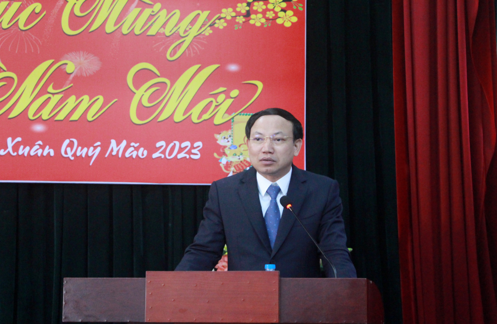 Đồng chí Nguyễn Xuân Ký, Ủy viên Trung ương Đảng, Bí thư Tỉnh ủy, Chủ tịch HĐND tỉnh, phát biểu tại buổi sinh hoạt chi bộ.