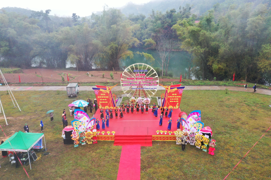 Sân khấu chính nơi diễn ra Lễ khai mạc Lễ hội Đình Đồng Đình 2023