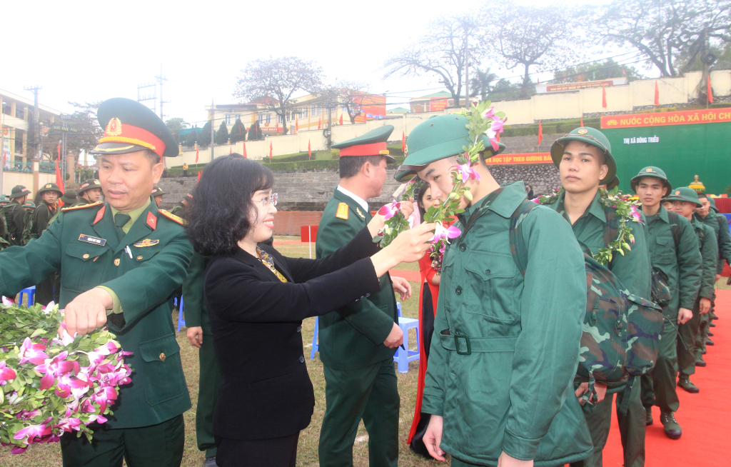 Đồng chí Trịnh Thị Minh Thanh, Phó Bí thư Tỉnh ủy, trao vòng nguyệt quế cho tân binh lên đường nhập ngũ.