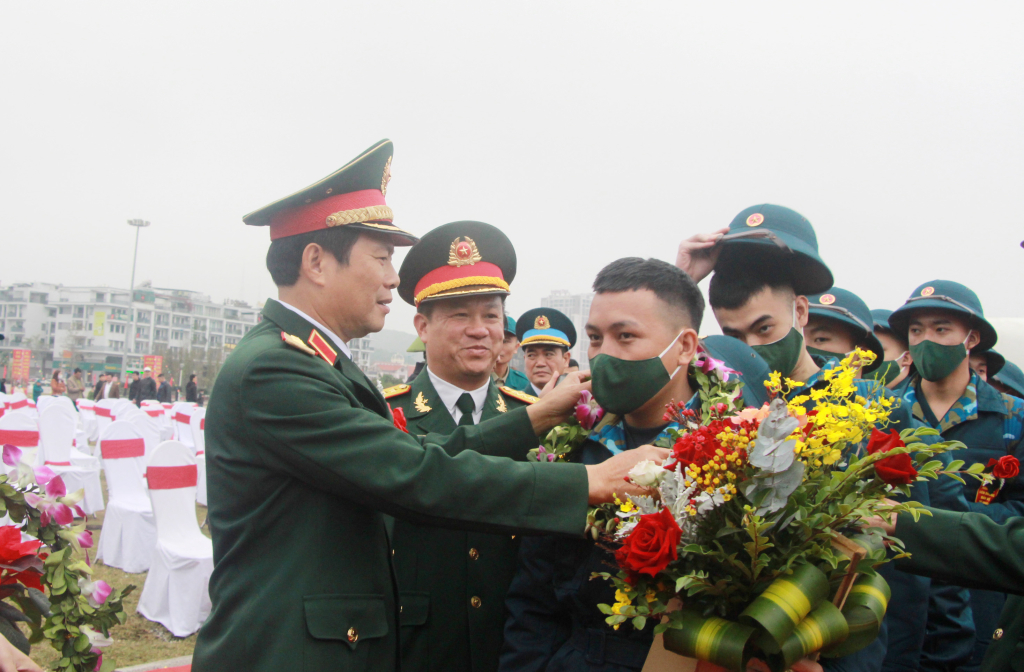 Thượng tướng Nguyễn Tân Cương, Ủy viên Trung ương Đảng, Ủy viên Thường vụ Quân ủy Trung ương, Tổng tham mưu trưởng Quân đội Nhân dân Việt Nam, Thứ trưởng Bộ Quốc phòng trao hoa, tiễn tân binh lên đường nhập ngũ.