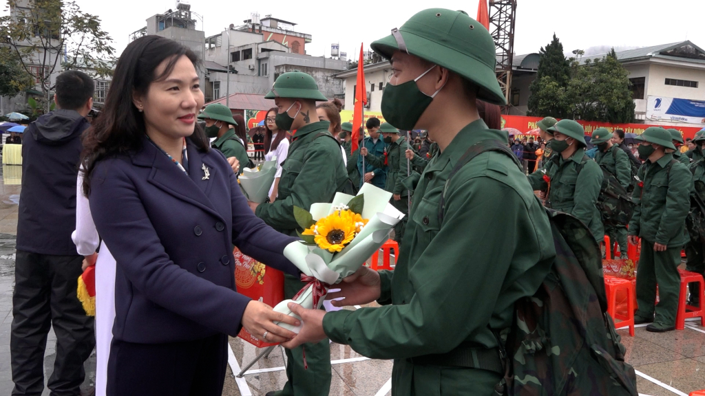 Đồng chí Nguyễn Thị Hạnh, Phó Chủ tịch UBND tỉnh dự Lễ giao, nhận quân tại huyện Ba Chẽ