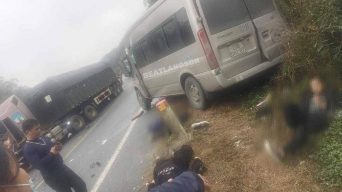 Xe khách lấn làn đấu đầu xe đầu kéo ở Lạng Sơn: Vợ chồng lái xe tử vong 1