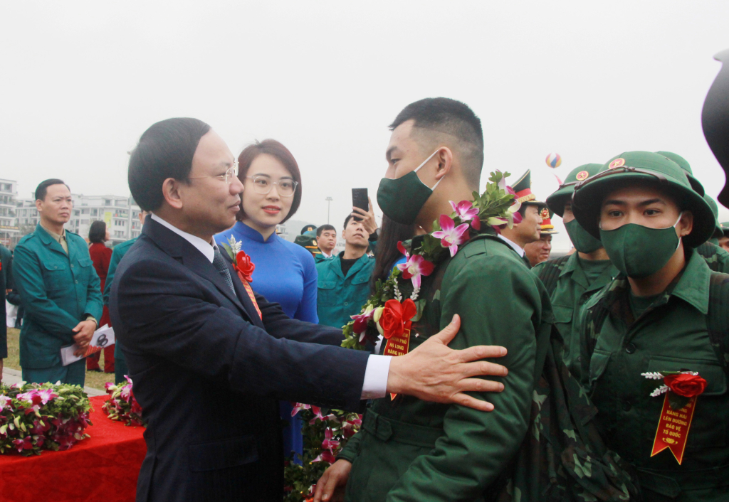Đồng chí Nguyễn Xuân Ký, Ủy viên Trung ương Đảng, Bí thư Tỉnh ủy, Chủ tịch HĐND tỉnh động viên tân binh trên địa bàn TP Hạ Long lên đường nhập ngũ.
