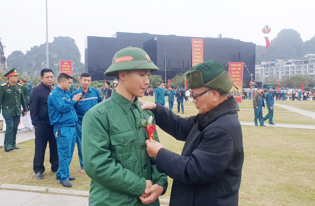 Ông Lê Hữu Hồng, khu 1, phường Cao Xanh trò chuyện, động viên tân binh Nguyễn Tuấn Minh (cháu ngoại) trước khi lên đường nhập ngũ.