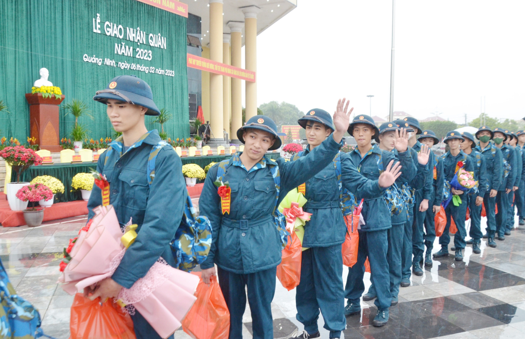Tân binh TP Móng Cái phấn khởi lên đường thực hiện nghĩa vụ quân sự.