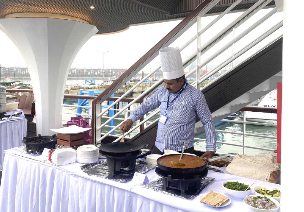 Đầu bếp Ấn Độ chuẩn bị món ăn truyền thống phục vụ thực khách.