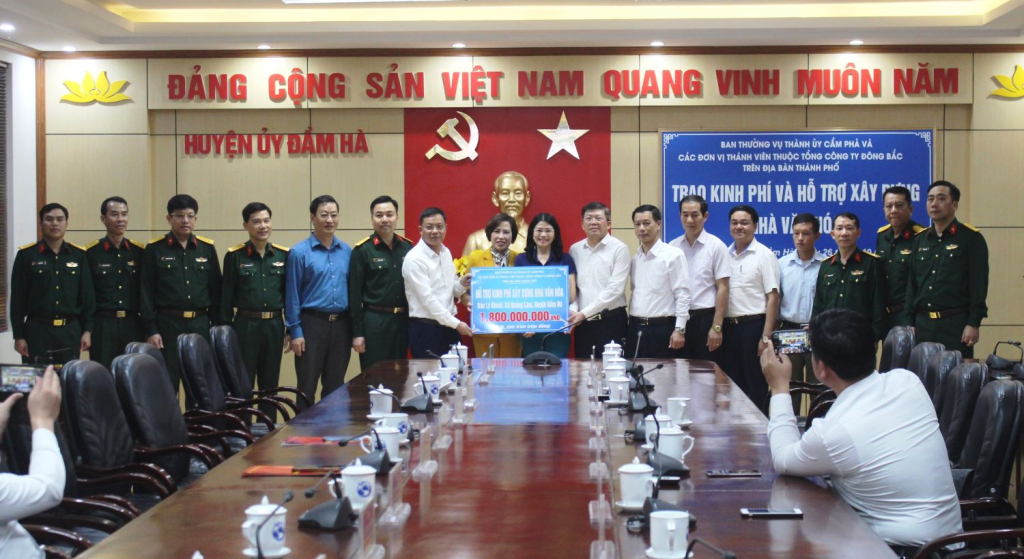 Tổng Công ty Đông Bắc trao kinh phí hỗ trợ xây dựng nhà văn hóa bản Lý Khoái, xã Quảng Lâm (huyện Đầm Hà).