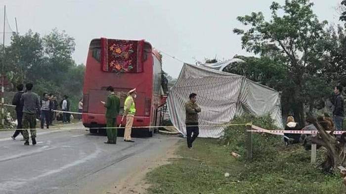 Xe khách đâm đuôi xe tải, phụ xe tử vong, hành khách bị thương 1