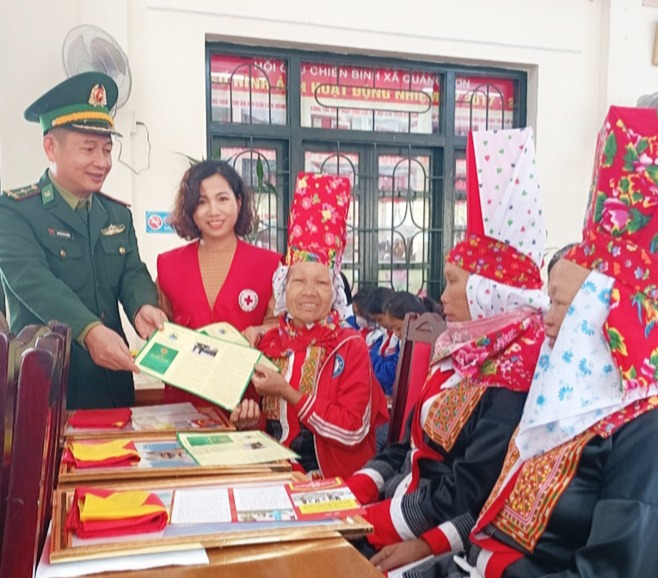 Đảng viên mới Nguyễn Thị Sỹ, thôn 4 tham gia tuyên truyền về bảo vệ sức khoẻ sinh sản cho chị em trên địa bàn.