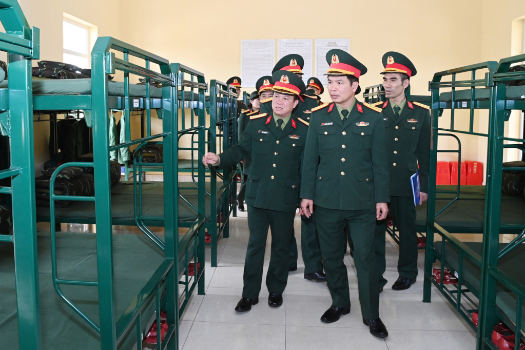Đoàn công tác Bộ CHQS tỉnh kiểm tra khu nhà nghỉ của chiến sĩ mới.
