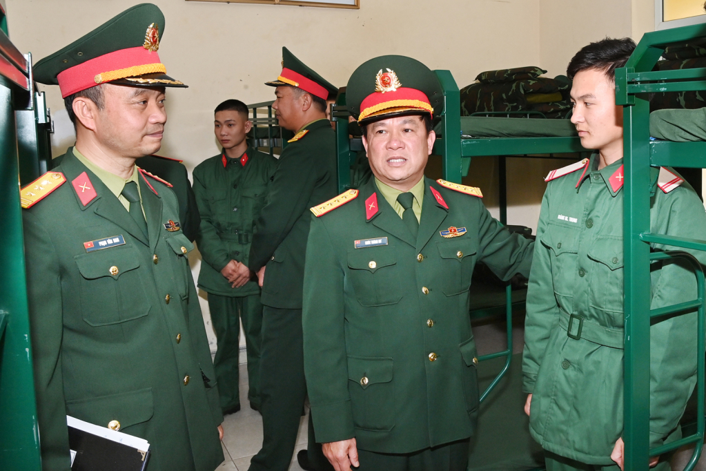 Lãnh đạo Bộ CHQS tỉnh trao đổi với tiểu đội trưởng tại buổi kiểm tra.