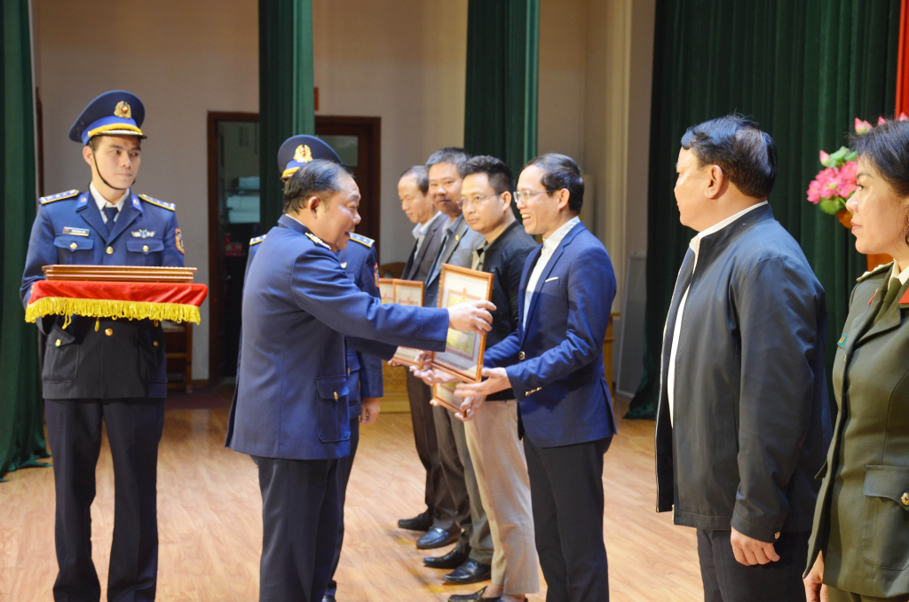 Ban tổ chức trao giấy khen của Bộ Tư lệnh Vùng CCB1 cho các tập thể, cá nhân