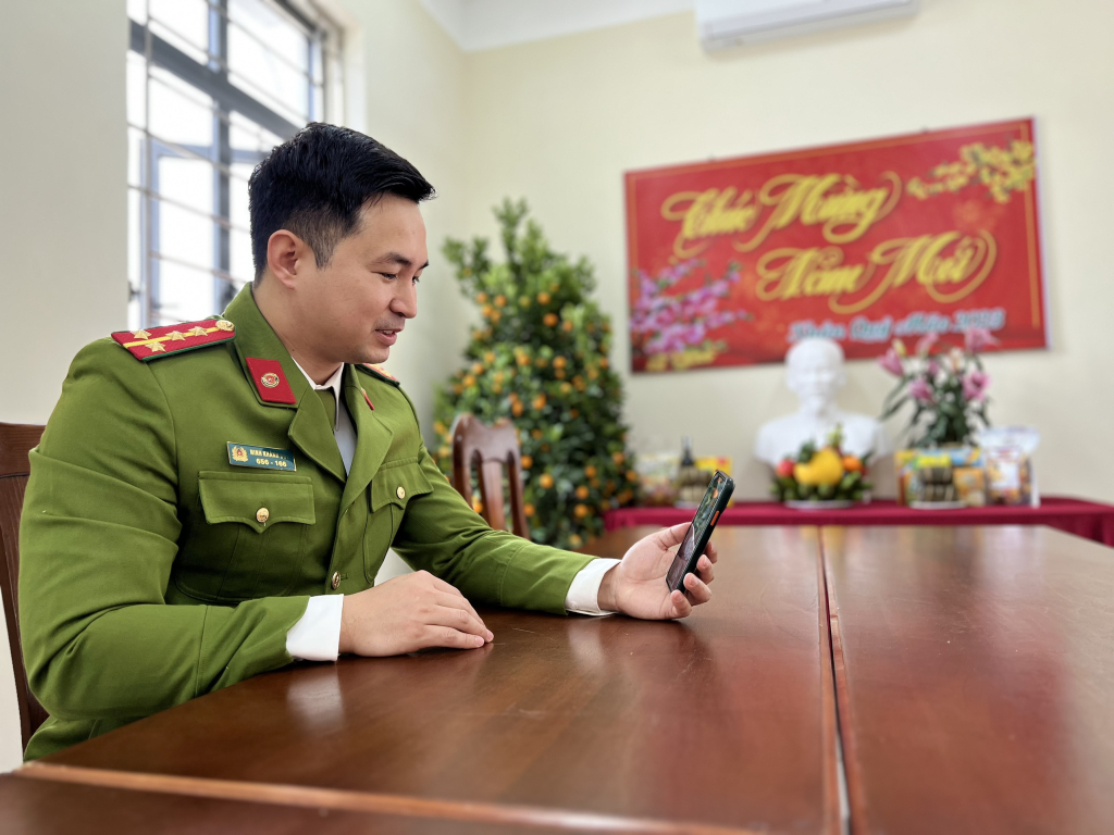 Đại úy Ninh Khánh Duy trò chuyện với vợ con qua màn hình điện thoại trong những ngày trực Tết.