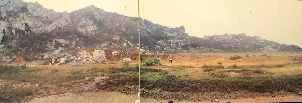 Núi Đầu Rằm nhỏ- nơi đã phát hiện nhiều dấu tích cư trú của người Việt cổ thời Hùng Vương. Ảnh chụp tháng 7/1997.
