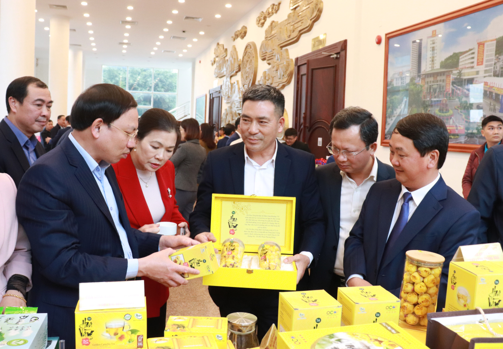 Sản phẩm trà hoa vàng Ba Chẽ được giới thiệu đến các đại biểu tham gia hội nghị. 