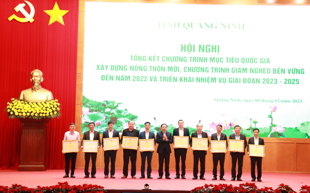 Đồng chí Nguyễn Xuân Ký, Ủy viên Trung ương Đảng, Bí thư Tỉnh ủy, Chủ tịch HĐND tỉnh, trao Bằng khen cho các tập thể có thành tích xuất sắc trong thực hiện Chương trình MTQG xây dựng NTM.