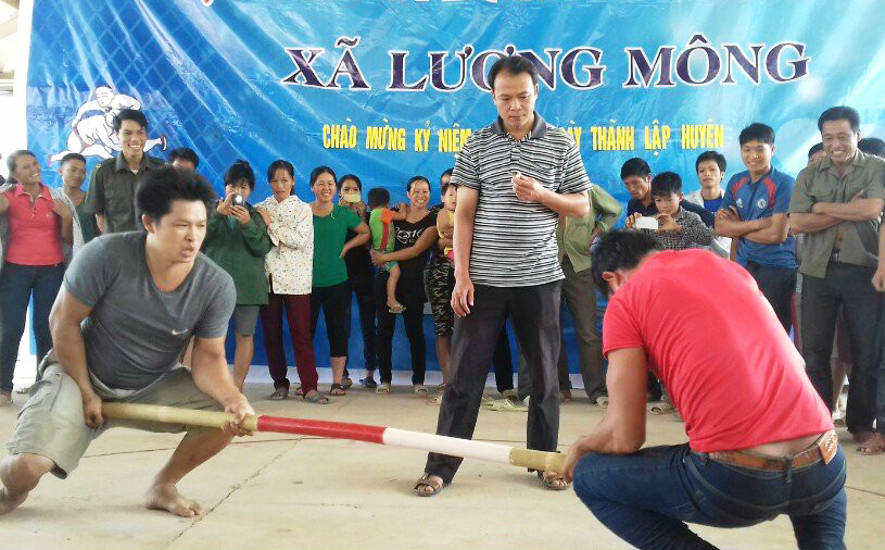 Thanh niên Lương Mông tham gia thi đấu đấy gậy.