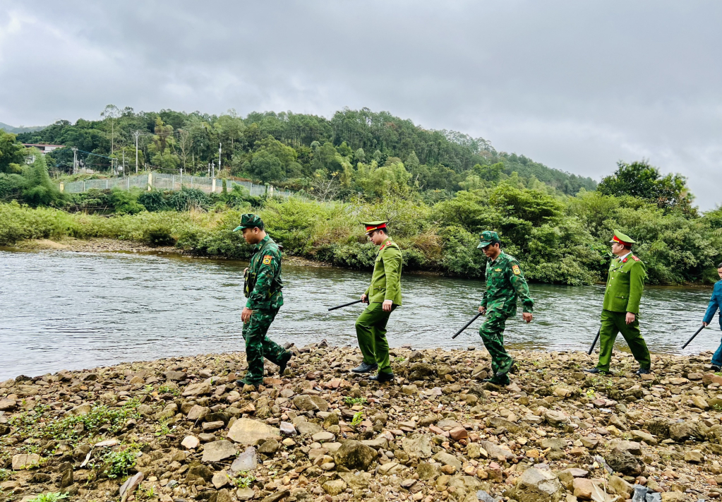 Công an xã Bắc Sơn (TP Móng Cái) và Đồn Biên phòng Bắc Sơn phối hợp tuần tra ven sông biên giới.