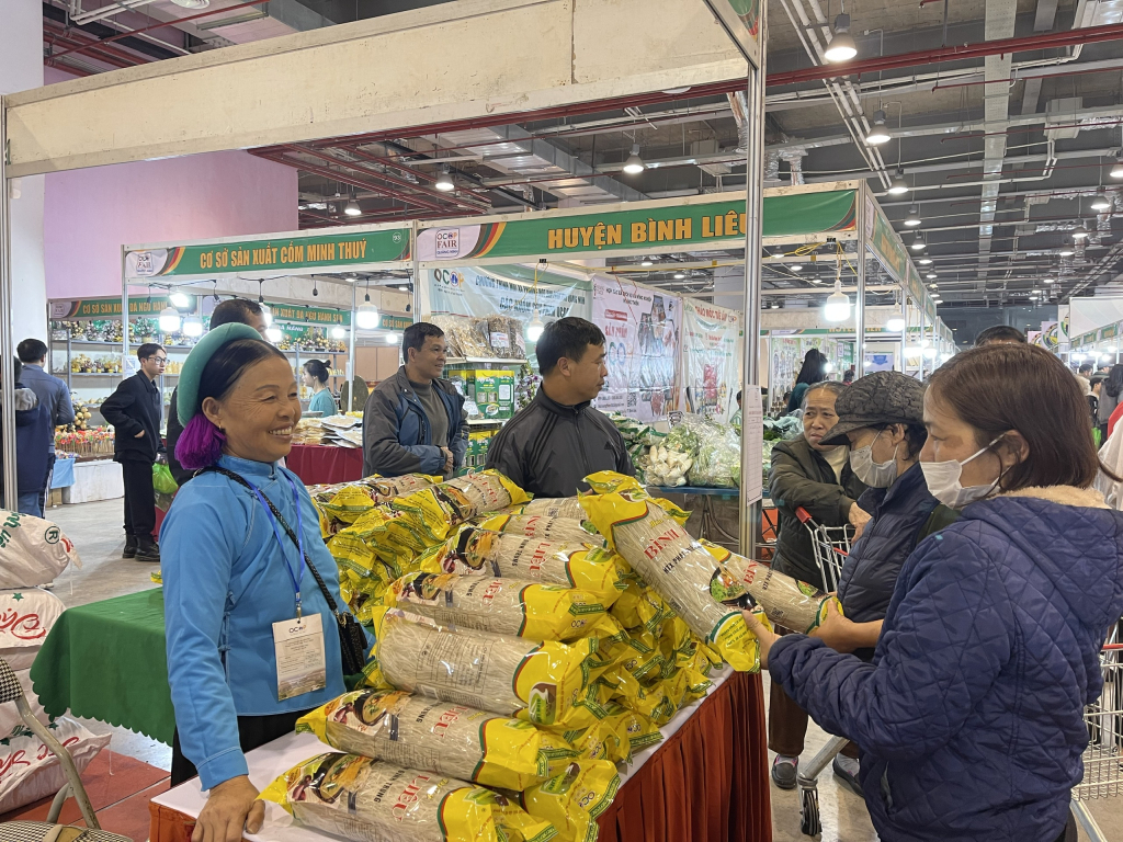 Người dân, du khách mua hàng tại Hội chợ OCOP Quảng Ninh - Xuân 2023.