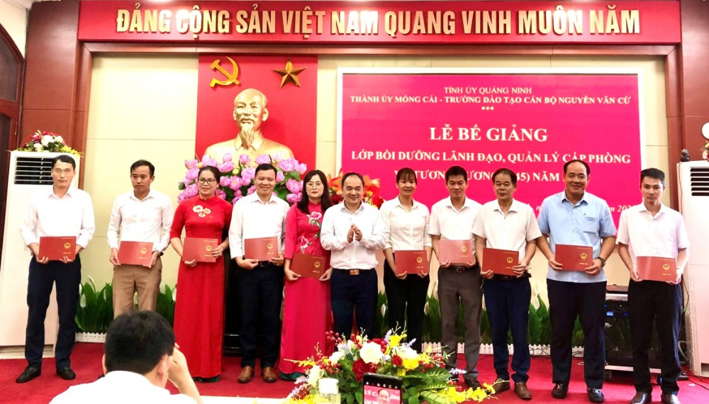Thành ủy Móng Cái và Trường đào tạo cán bộ Nguyễn Văn Cừ tổ chức bế giảng lớp bồi dưỡng lãnh đạo quản lý cấp phòng và tương đương (K 45) năm 2022.