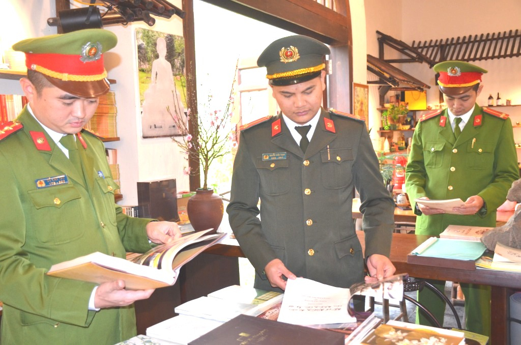 Cán bộ Trạm Công an Yên Tử kiểm tra nội dung sách, báo bày bán tại Khu di tích Yên Tử.